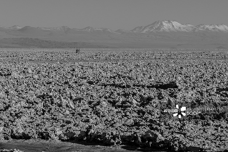 情侣沙漠中行走图片素材