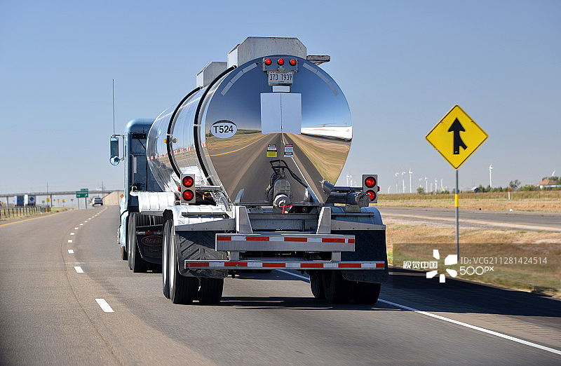 油罐车倒映地平线图片素材