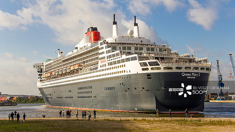 玛丽女王2号的转弯操作图片素材