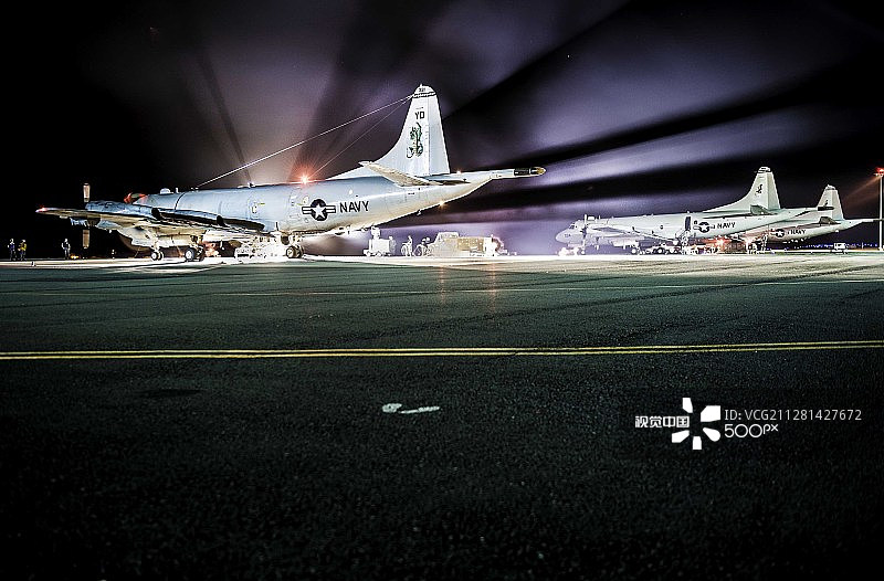 海军水手在夏威夷卡内奥赫湾图片素材