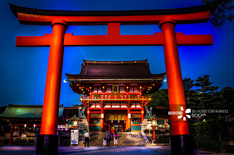 京都伏见稻荷的夜幕降临图片素材