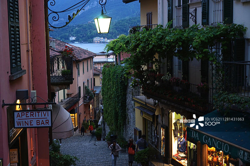 意大利贝拉焦科莫湖畔的迷人小街图片素材
