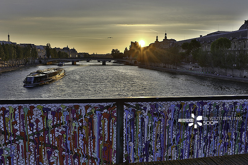 已解锁的爱：艺术桥图片素材