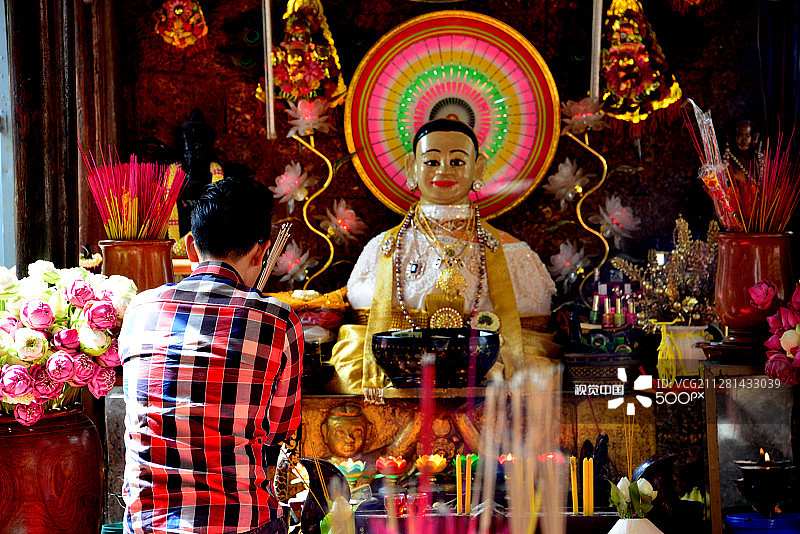 在金边寺祈祷图片素材