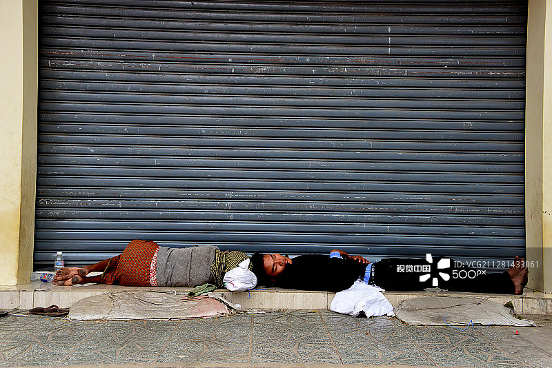 在路边睡觉图片素材