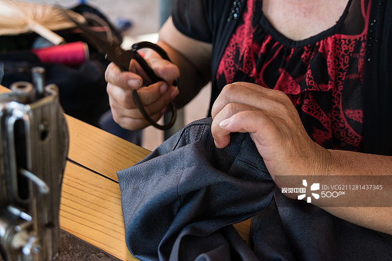 在车间工作的女鞋匠图片素材