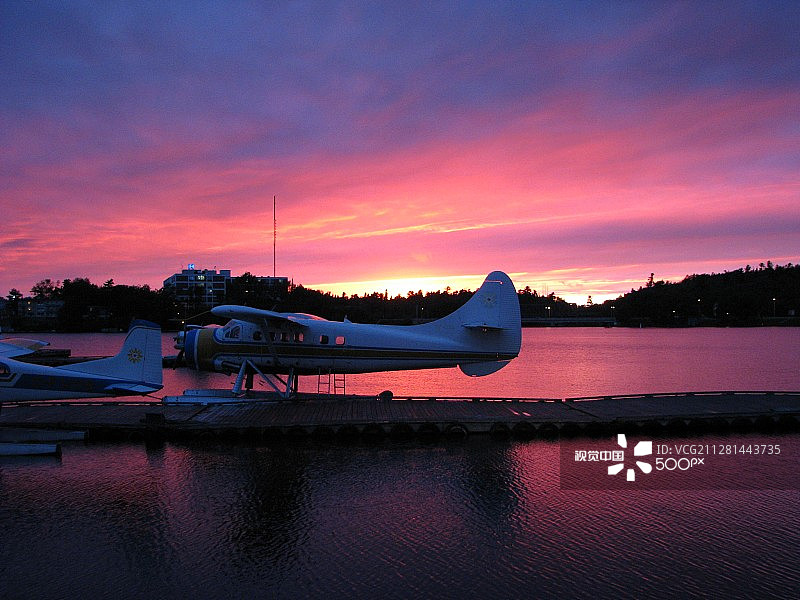 日落时停靠在码头的浮筒飞机图片素材