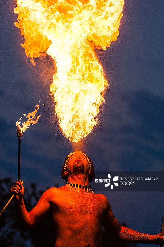 用草裙舞点燃人群的舞者图片素材