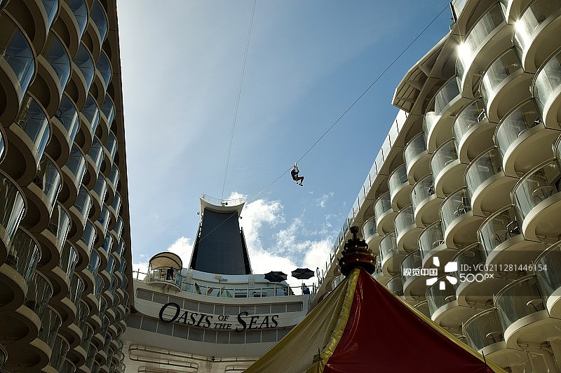 海洋绿洲号上的高空滑索图片素材