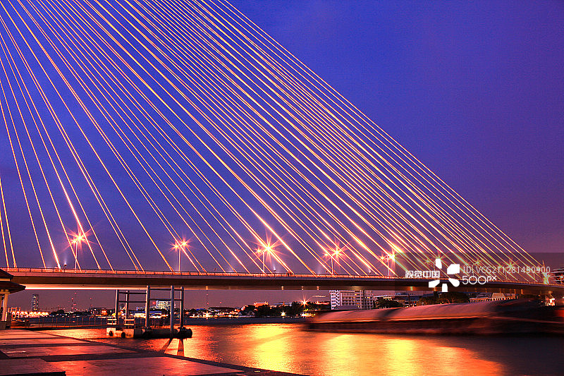 夜幕下的拉玛八世桥与湄南河图片素材