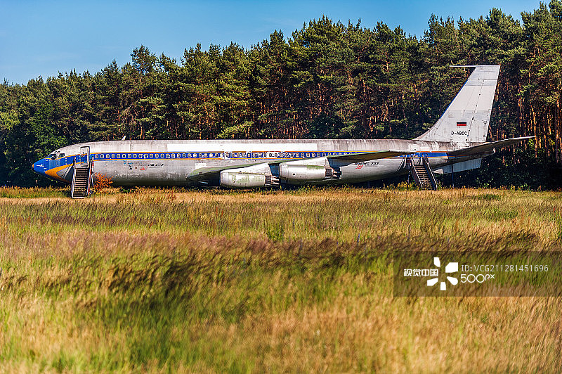 废弃的波音707飞机图片素材