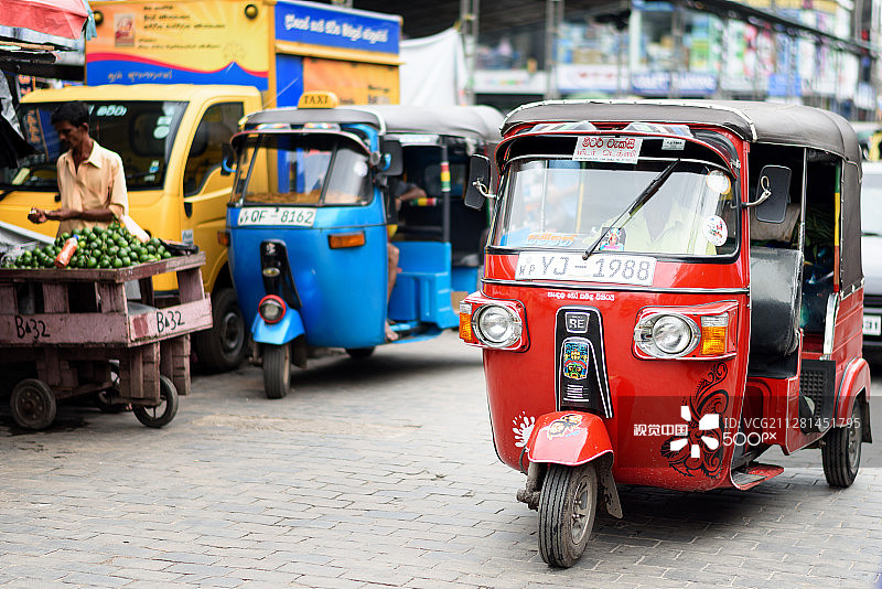 科伦坡街道上快速的小嘟嘟车图片素材