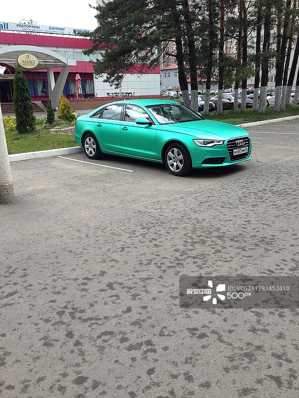 闪亮青柠绿奥迪图片素材