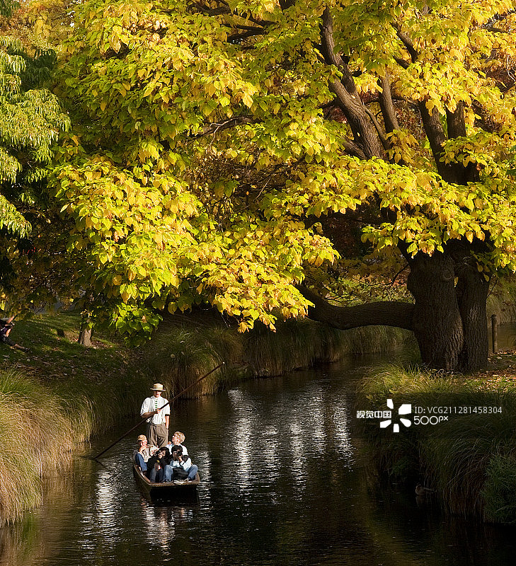新西兰基督城雅芳河上的平底船图片素材