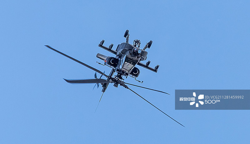 倒置的阿帕奇直升机图片素材