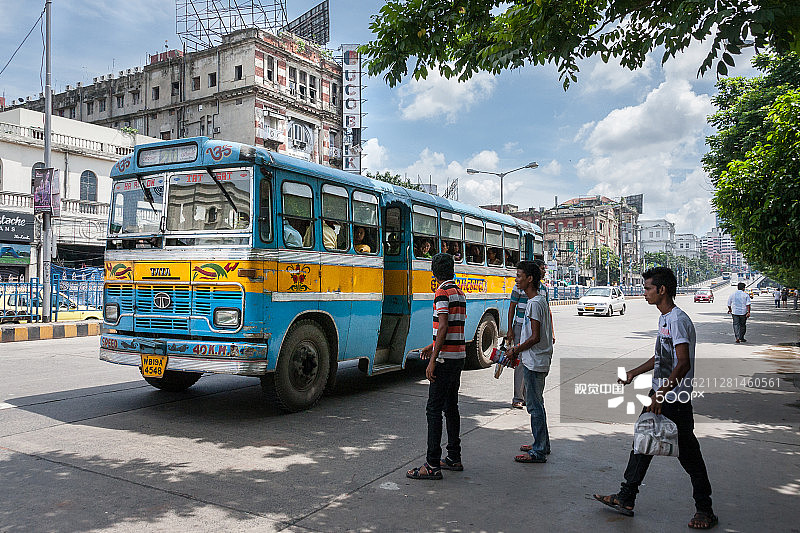 乘客登上加尔各答公交车图片素材