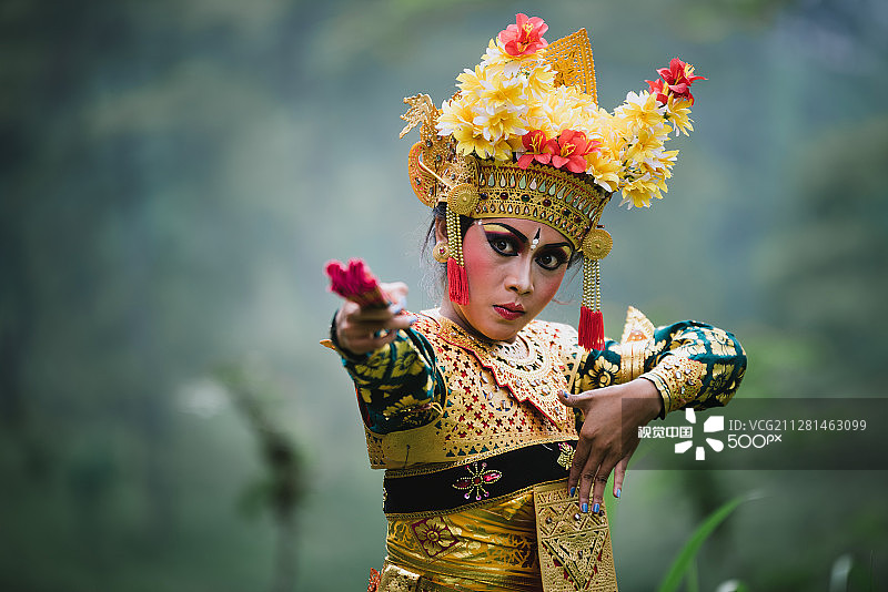 勒贡舞姿图片素材