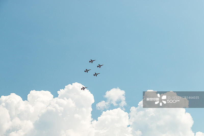 瑞士空中巡逻队在施皮茨上空图片素材