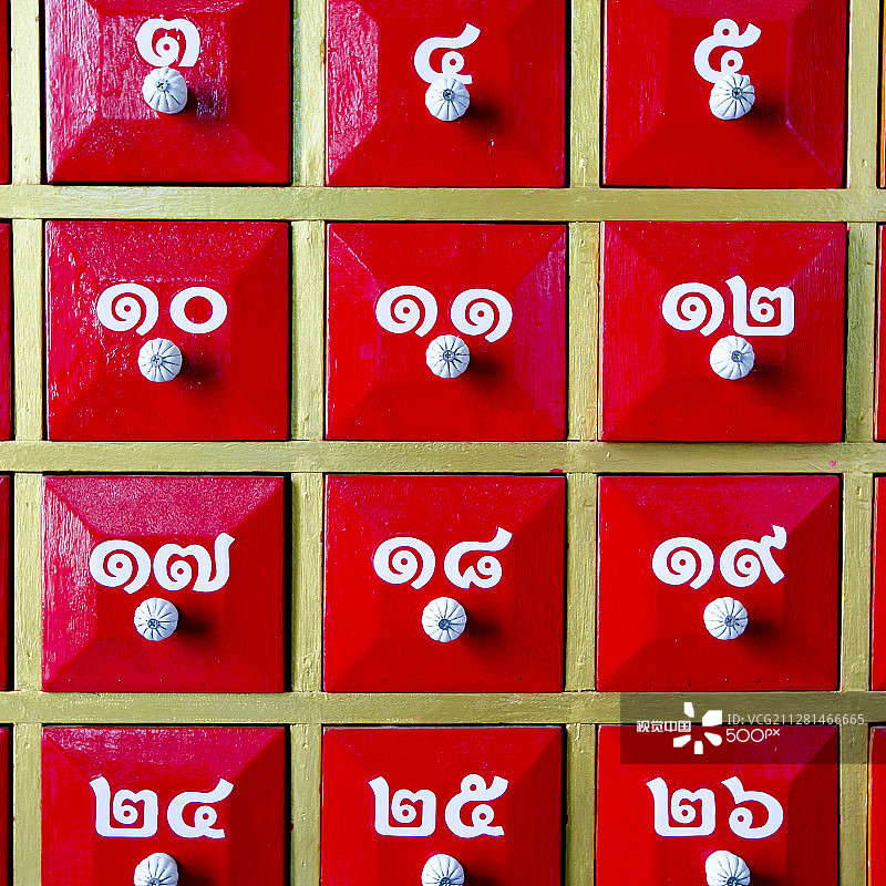 带有数字的红木抽屉，用于预测财富图片素材