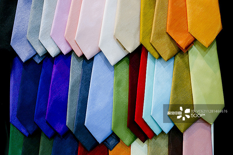 佩戴波点领带的展示图片素材