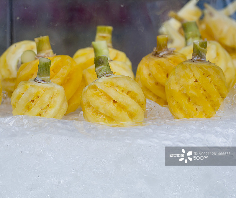 市场上削皮小菠萝图片素材