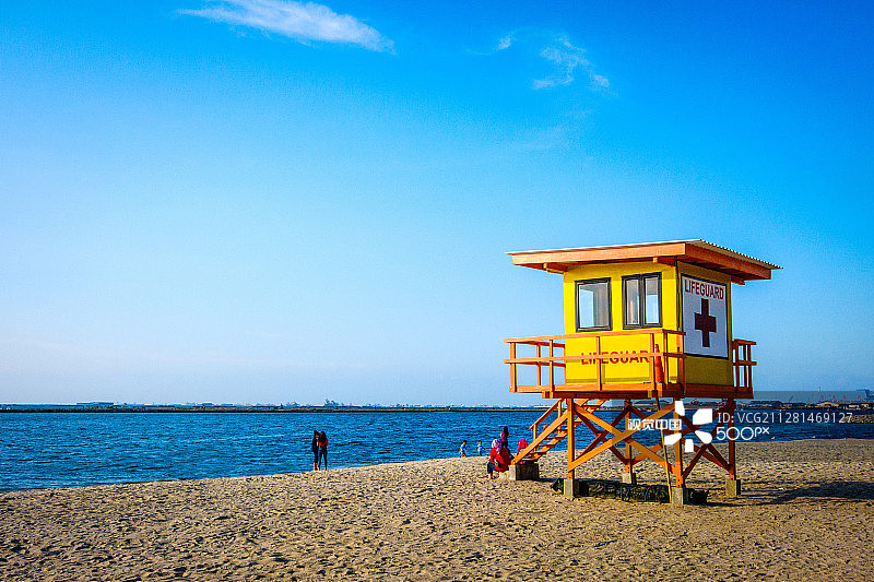 美丽海滩上的救生员岗位图片素材