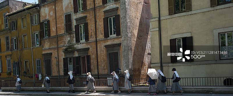 在罗马旅行的修女图片素材