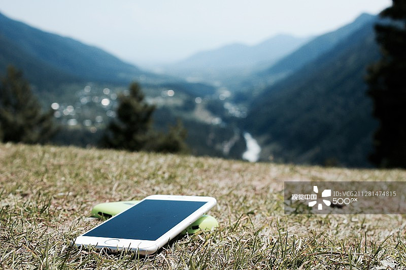 地上的iPhone手机图片素材