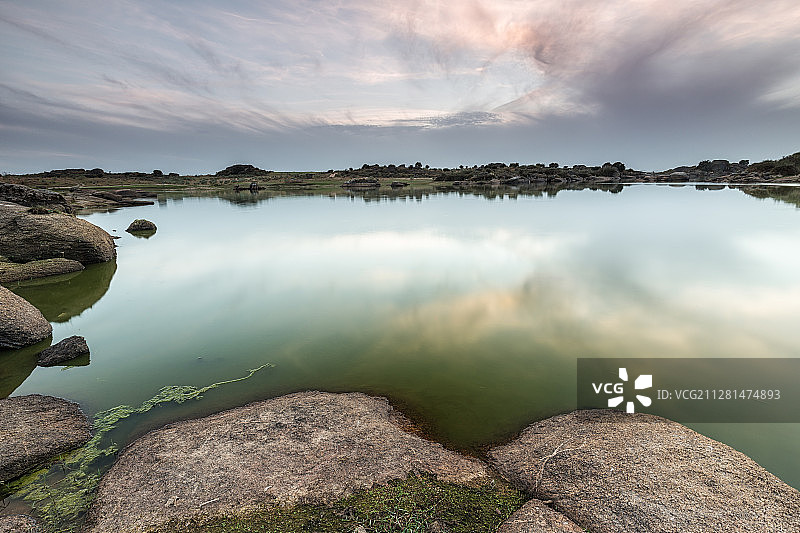 西班牙埃斯特雷马杜拉卡塞雷斯省马尔帕蒂达湖泊景观图片素材