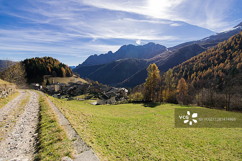 意大利贝加莫斯卡尔韦镇山间小路图片素材