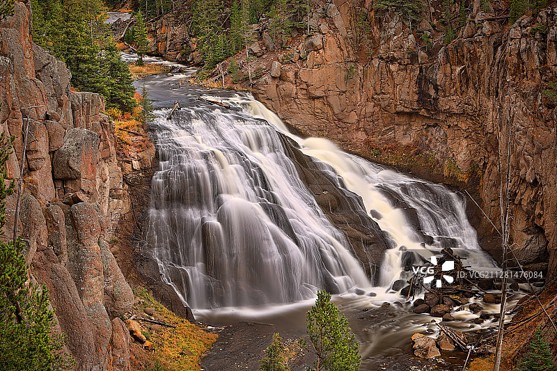 美国怀俄明州黄石国家公园的吉本瀑布图片素材