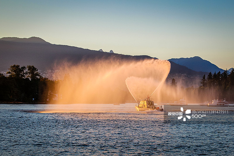 日落时的消防船图片素材
