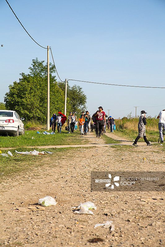 在托瓦尔尼克，难民从塞尔维亚越境图片素材