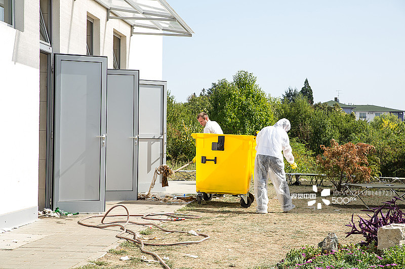 专业人士在简易难民营中清洁厕所图片素材