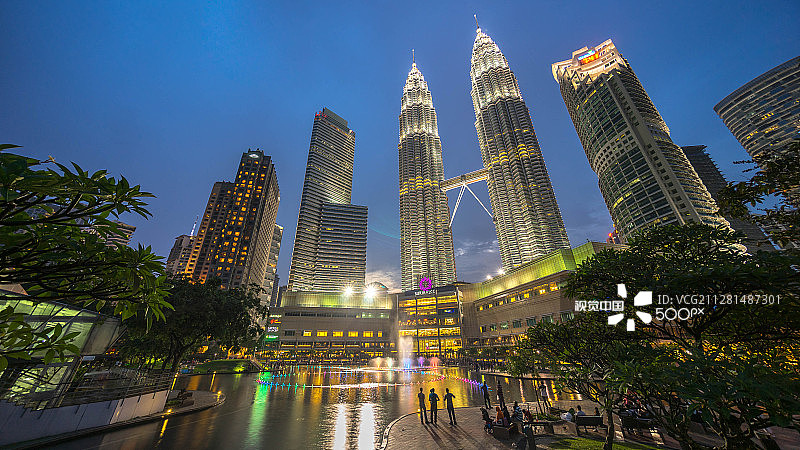 吉隆坡阳光广场的喷泉和双子塔图片素材