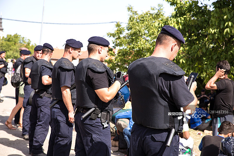 警察在托瓦尔尼克守卫难民等候队伍图片素材