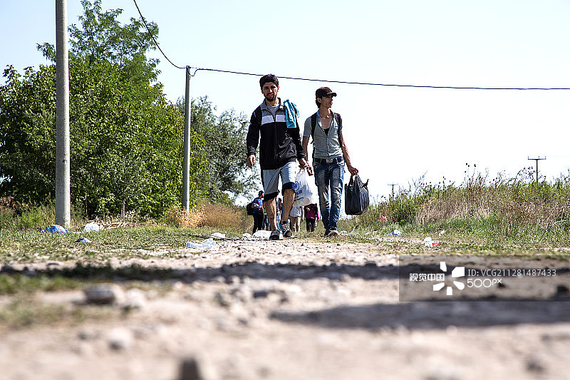 在托瓦尔尼克从塞尔维亚到克罗地亚的越境避难者图片素材