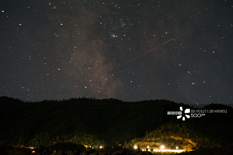 带流星的银河图片素材