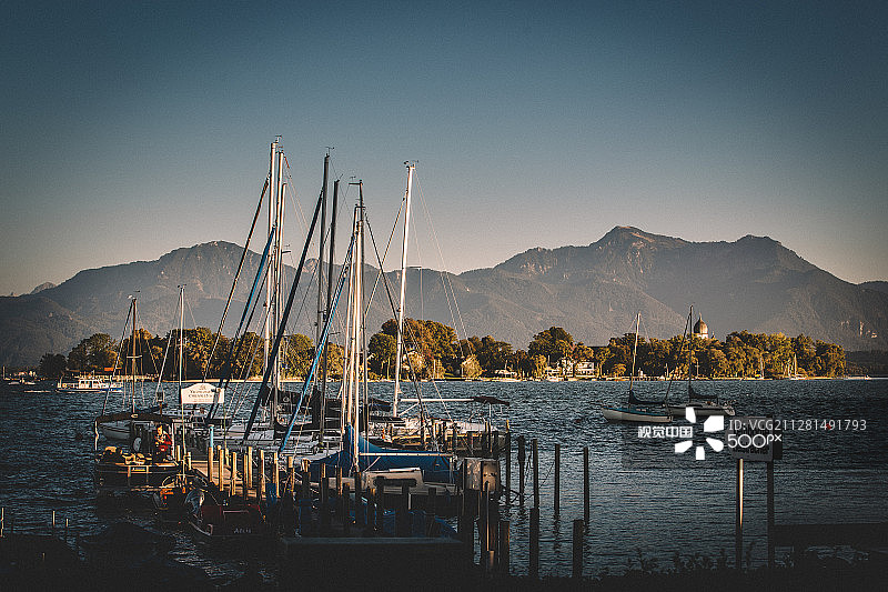 蓝色的湖图片素材