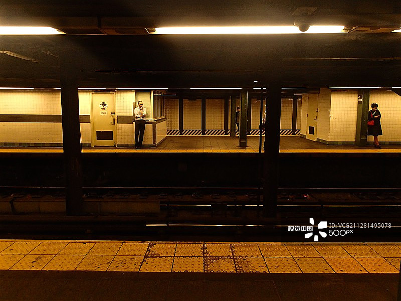 独自在一起图片素材