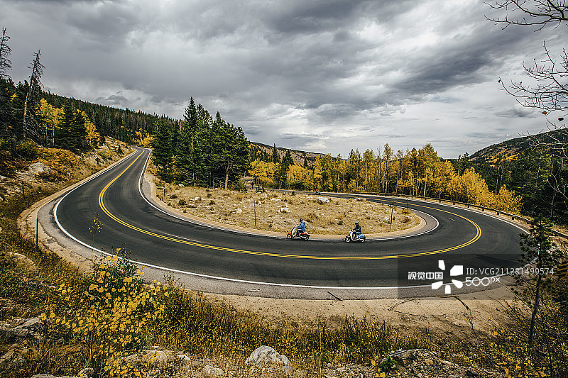 骑滑板车的兄弟图片素材