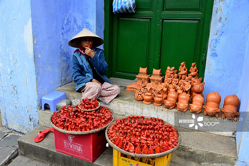 卖口哨的越南老妇人图片素材