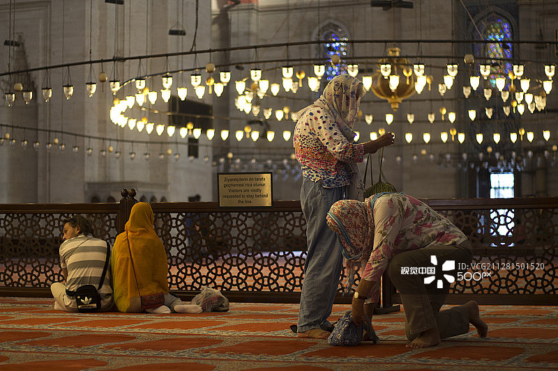 在伊斯坦布尔苏莱曼尼耶清真寺游玩的游客图片素材