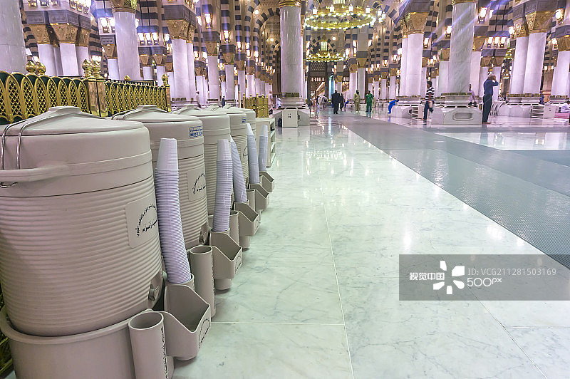 沙特阿拉伯麦地那：先知清真寺内的渗渗泉水桶图片素材