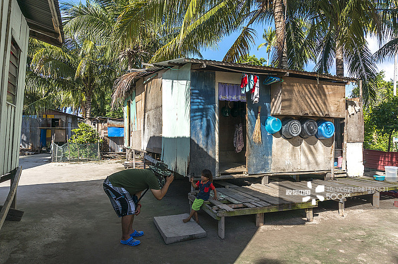 马来西亚沙巴州马布岛的木屋和居民图片素材