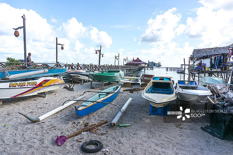 马来西亚沙巴州马布岛村庄的船只景观图片素材