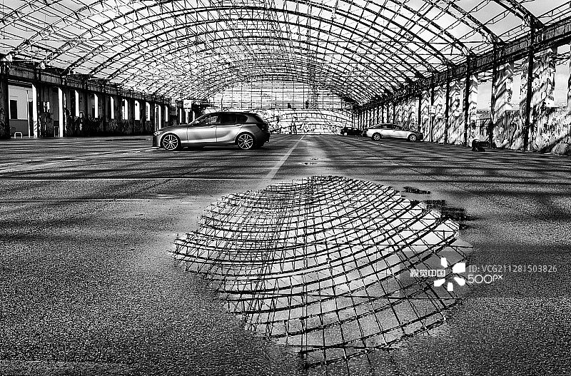 停车倒影黑白图片素材