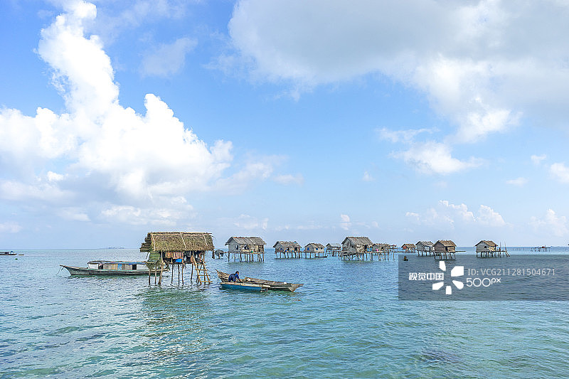 马来西亚沙巴博德加亚岛简陋的漂浮房屋图片素材