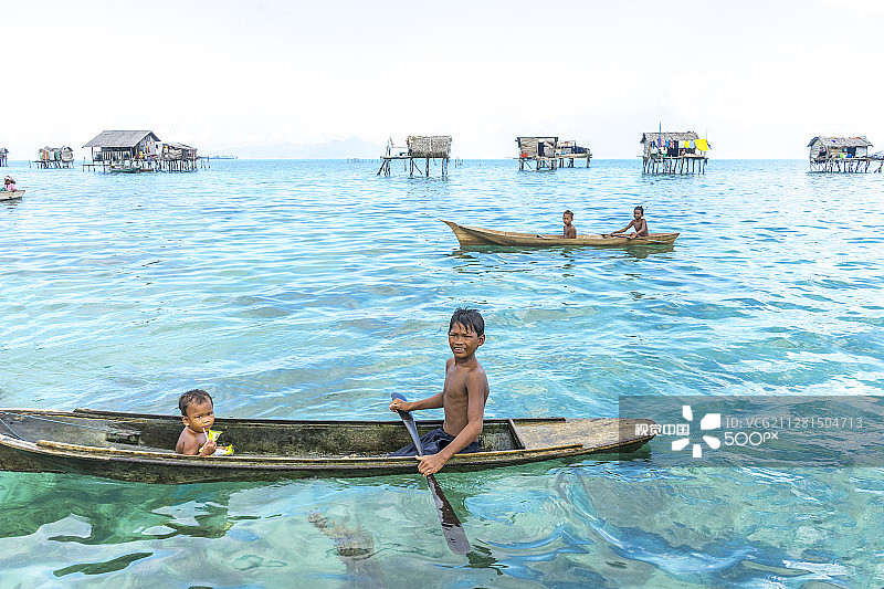 马来西亚沙巴州，2015年8月15日：博德加亚岛上船上的巴瑶族儿童图片素材