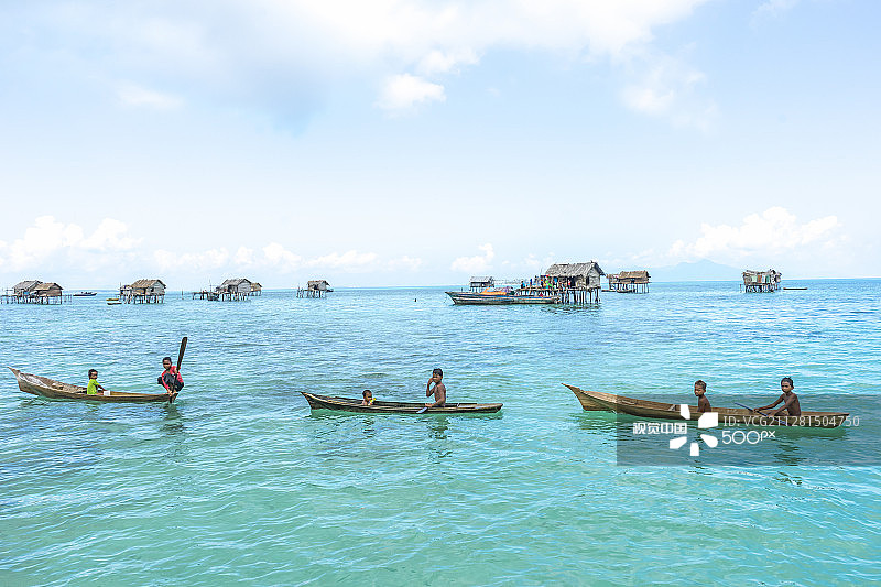 马来西亚沙巴州，2015年8月15日：博德加亚岛上船上的巴瑶族儿童图片素材